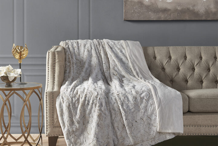 The Madison Park Zuri oversized throw features a luxuriously soft faux fur and reverses to a solid faux mink. This faux fur throw is the perfect modern update and adds a glamorous accent to your home. This throw is machine washable for easy care and OEKO-TEX certified