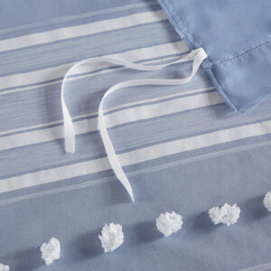 while coordinating shams complete the look of the bedding set. Plus