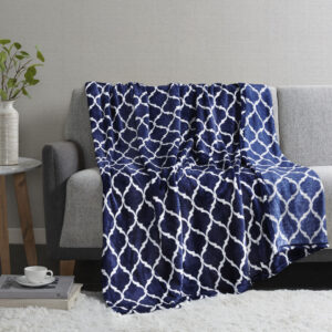 This Madison Park super soft microlight oversized plush throw features a modern ogee print that adds style and flair to any room. MicroLight is the next generation in plush throws. Our unique knitting technology allows us to craft an irresistibly soft