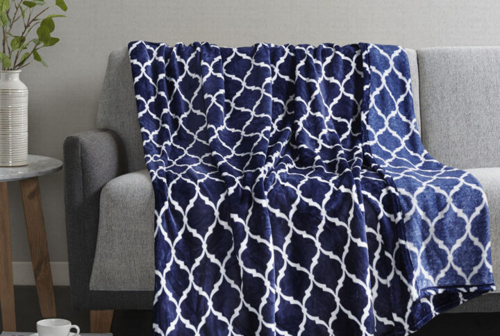 This Madison Park super soft microlight oversized plush throw features a modern ogee print that adds style and flair to any room. MicroLight is the next generation in plush throws. Our unique knitting technology allows us to craft an irresistibly soft