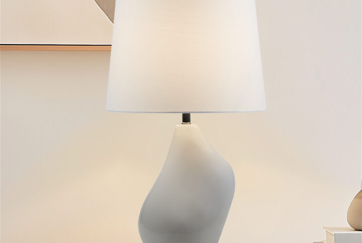 Illuminate your space with the Ink + Ivy ZenGlossy Table Lamp! Embracing a modern artisanal design