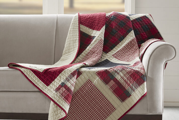 The Woolrich Huntington oversized quilted throw features a classic pieced design with a mix and match of plaids and solids. Made from 100% cotton this lightweight throw is soft to the touch and can be used year round.