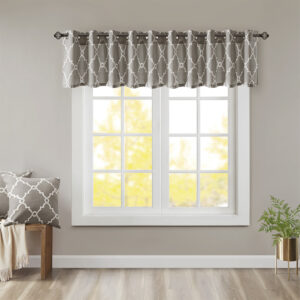 The Madison Park Saratoga Fret Print Window Valance is the perfect addition for a casual and stylish update to your home decor. This valance features a trendy soft beige fretwork on a light grey ground