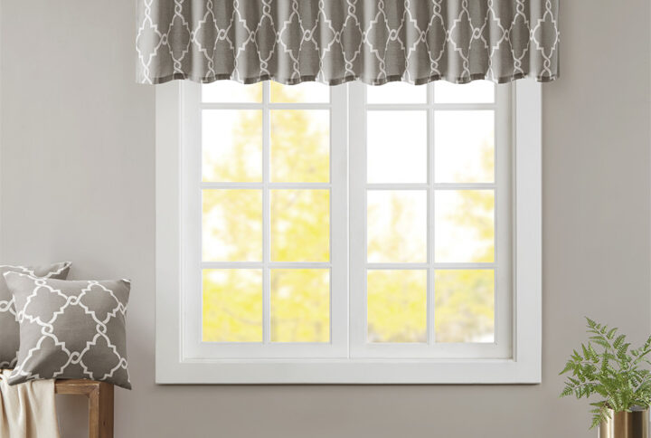 The Madison Park Saratoga Fret Print Window Valance is the perfect addition for a casual and stylish update to your home decor. This valance features a trendy soft beige fretwork on a light grey ground