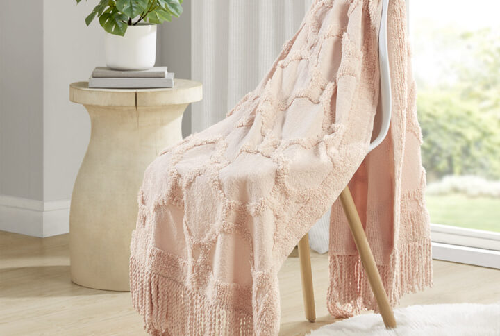 Add a cozy farmhouse touch to your home with the Madison Park Brianne Cotton Tufted Throw. This blush cotton throw flaunts a tufted geometric pattern with a 4-inch fringe on each end that adds texture and dimension