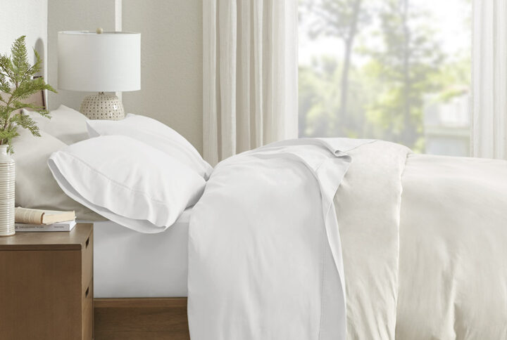 The Clean Spaces 300TC BCI Cotton 4PC Sheet Set with Z Hem offers a fresh comfort to update your bedroom. This solid sheet set features a 300 thread count that provides an ultra-soft finish and a deep pocket fits up to 18-inch deep mattress. The Z-style hem stitching adds a decorative touch