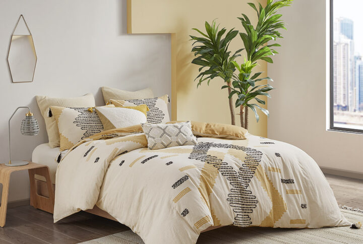 The INK+IVY Arizona 3 Piece Cotton Duvet Cover Set offers a shabby chic update to your bedroom. This 100% cotton duvet cover features a yellow and grey geometric print with twisted yarn embroidery