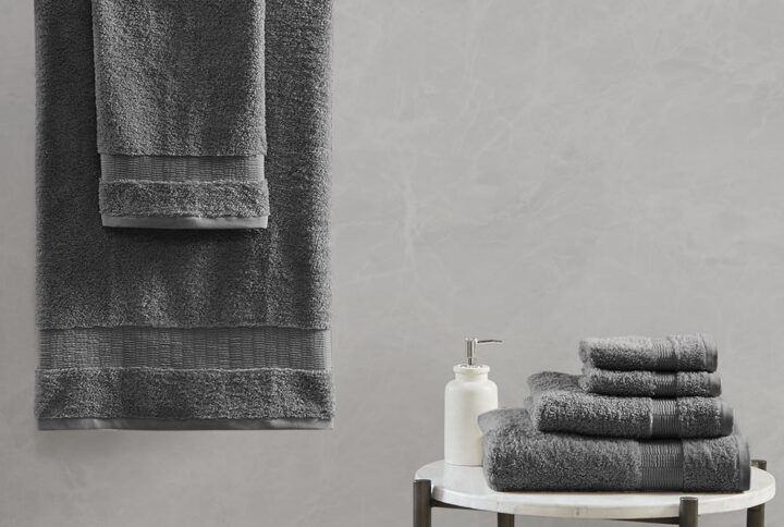 Treat yourself with the luxurious comfort of our Madison Park Signature Luce 100% Egyptian Cotton 6 Piece Towel Set. The long staple cotton yarn creates a rich plush softness