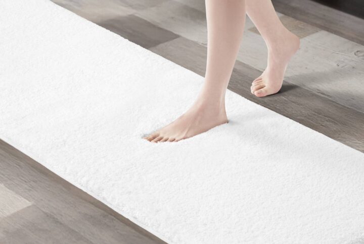 Experience the true feeling of luxurious comfort with our Madison Park Signature Marshmallow Bath Rug. This spa-quality bath rug is made of resilient high pile tufted microfiber for an incredibly plush feel