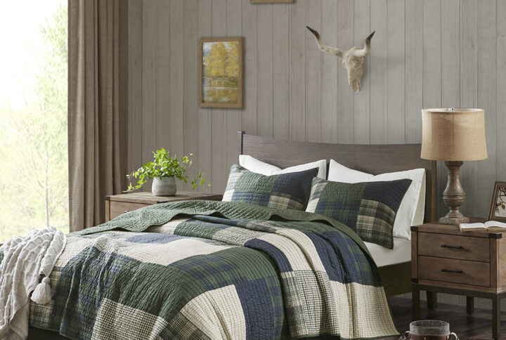 Create a cozy cabin look in your bedroom with the Woolrich Mill Creek quilt mini set. The cotton quilt and matching shams feature a pieced patchwork design