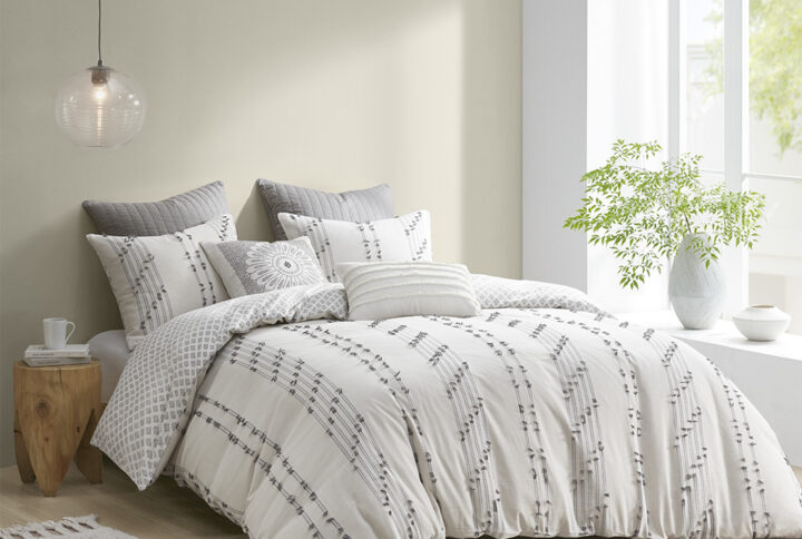 The INK+IVY Kara Cotton Jacquard Duvet Cover Mini Set offers an eye-catching update to your bedroom decor. This duvet cover features a 100% cotton jacquard striped design on the face with a Light Grey diamond print on the Ivory reverse. Two matching shams coordinate with the duvet cover to complete a globally-inspired design. Machine washable for easy care