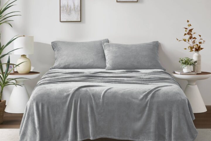 The True North by Sleep Philosophy Soloft Micro Plush Sheet Set offers the ultimate sleeping comfort with a soft and cozy finish to warm you up. Brushed on both sides