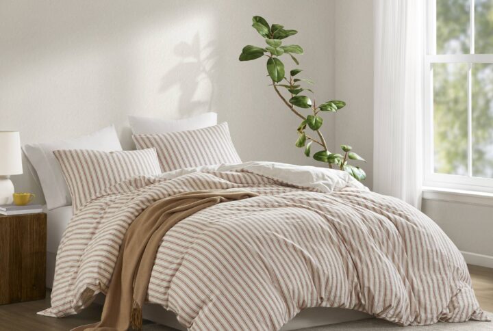 Experience year-round unparalleled comfort and cozy elegance with this duvet cover set. Effortlessly enhance your bedding with the softness of natural fibers