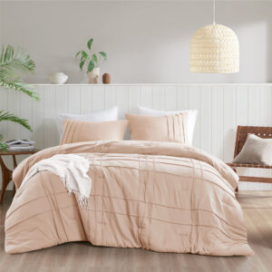 Our beautiful pinch pleat comforter with a grid pattern design strikes the perfect balance between being fluffy and lightweight. Filled with premium polyester for optimal warmth