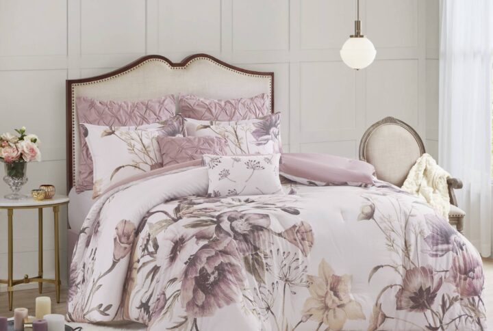 The Madison Park Cassandra 8 Piece Cotton Printed Comforter Set offers a beautiful shabby chic update to your bedroom. The cotton comforter and shams feature a large floral print