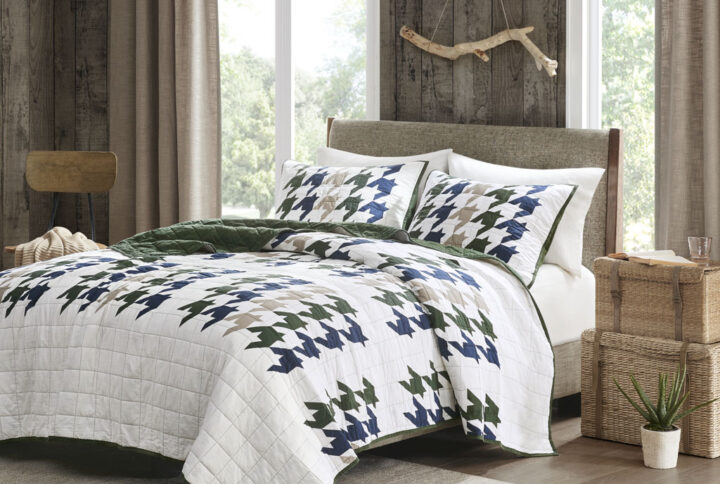 The Woolrich Hudson Quilt Mini Set brings a cozy cabin charm to update your bedroom decor. This cotton quilt features a green houndstooth pattern that repeats across the top of the bed with a solid cotton reverse