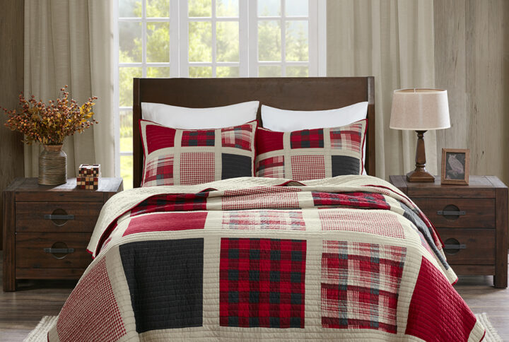 The Woolrich Huntington Oversized quilt features a classic pieced design with a mix and match of plaids and solids. Made from 100% cotton this lightweight quilt is soft to the touch and can be used year round. The set includes 1 quilt and 2 shams.
