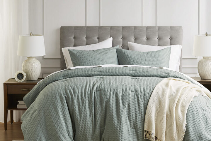 Transform your bedroom with our luxuriously soft textured waffle-weave bedding. This extra fluffy comforter set contains lightweight polyester filling while maintaining a comfortable temperature for any season. So you can enjoy warm nights in the winter and cool