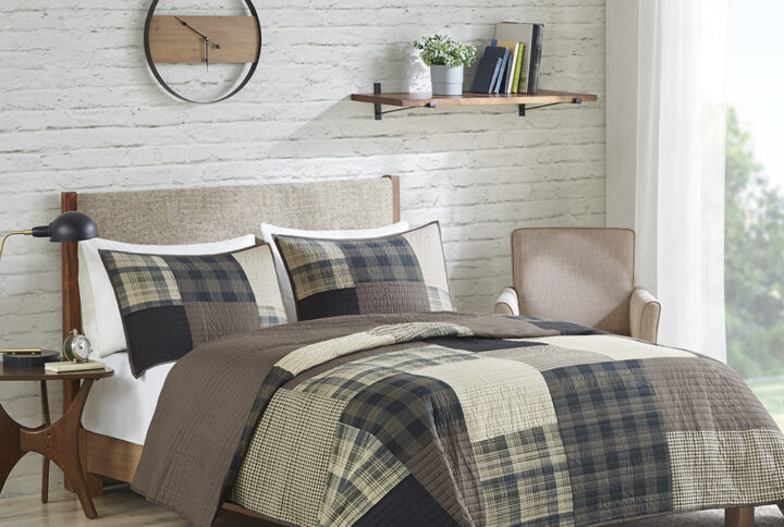 The Woolrich Winter Hills quilt features a mix and match of plaids and solids. Made from 100% cotton this lightweight quilt is soft to the touch and can be used year round. The set includes 1 quilt and 2 shams (1 in Twin/Twin XL).
