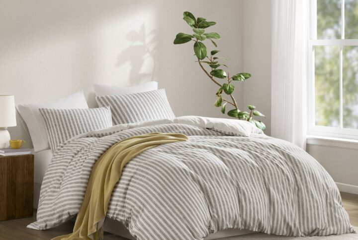Experience year-round unparalleled comfort and cozy elegance with this duvet cover set. Effortlessly enhance your bedding with the softness of natural fibers