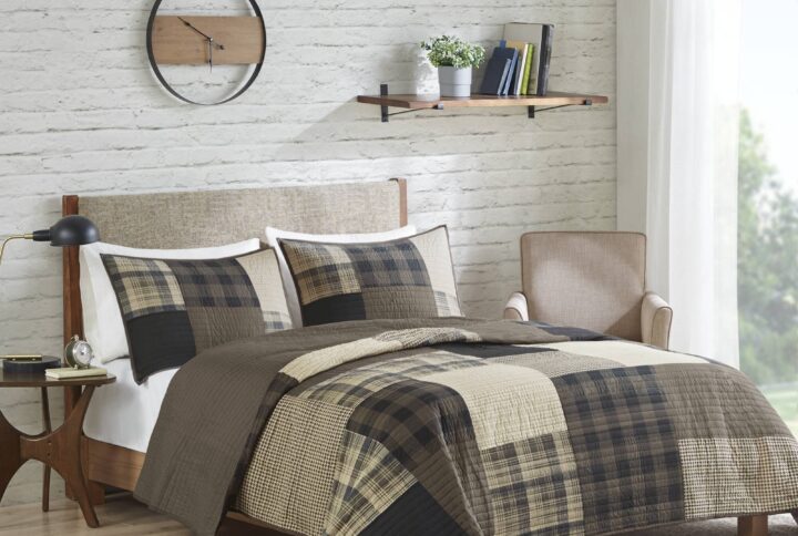 The Woolrich Winter Hills quilt features a mix and match of plaids and solids. Made from 100% cotton this lightweight quilt is soft to the touch and can be used year round. The set includes 1 quilt and 2 shams (1 in Twin/Twin XL).