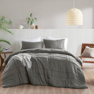 Our beautiful pinch pleat comforter with a grid pattern design strikes the perfect balance between being fluffy and lightweight. Filled with premium polyester for optimal warmth