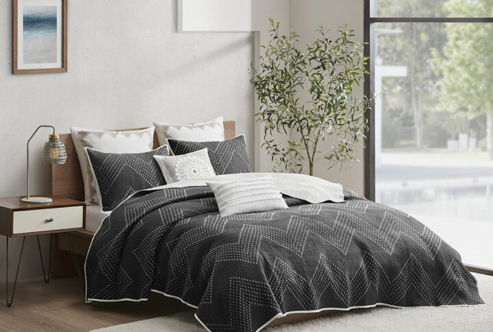 The INK+IVY Pomona 3 Piece Quilt Mini Set offers a modern casual update to your bedroom. This black cotton quilt features an embroidered chevron pattern in a neutral taupe with a solid taupe on the reverse