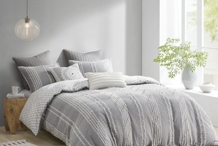 The INK+IVY Kara Cotton Jacquard Duvet Cover Mini Set offers an eye-catching update to your bedroom decor. This duvet cover features a 100% cotton jacquard striped design on the face with a Ivory diamond print on the Grey reverse. Two matching shams coordinate with the duvet cover to complete a globally-inspired design. Machine washable for easy care
