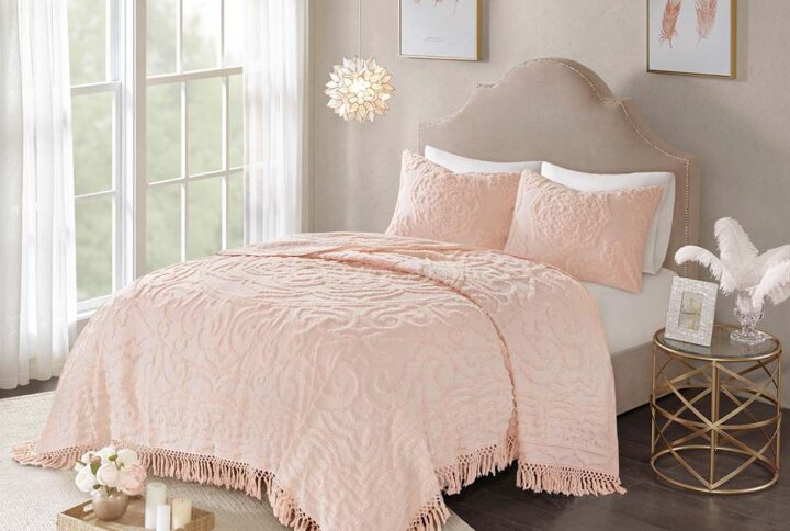 The Madison Park Laetitia Tufted Cotton Chenille Medallion Fringe Coverlet Set provides an alluring shabby chic update to your bedroom. This globally inspired coverlet features a 100% cotton face and reverse with a tufted chenille medallion centered on top of the bed. A decorative fringe hem adds dimension