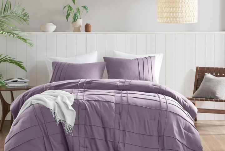Our beautiful pinch pleat comforter with a grid pattern design strikes the perfect balance between being fluffy and lightweight. Filled with premium polyester for optimal warmth