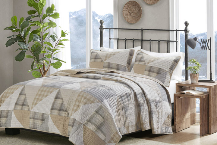 Turn your bedroom into a charming cabin retreat with the Woolrich Olsen 3 Piece Oversized Cotton Quilt Set. The cotton quilt and 2 shams feature a geometric pattern with several cottage inspired prints for a cozy farmhouse allure. A solid cotton reverse complements the design while the channel quilting adds dimension to the quilt.