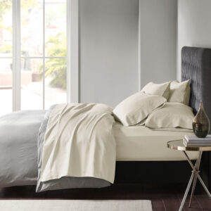 Snuggle up in luxury comfort every single night with these cotton blend polyester sateen sheets.  Made from 56% cotton and 44% polyester sateen