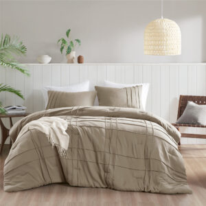 Our beautiful pinch pleat comforter with a grid pattern design strikes the perfect balance between being fluffy and lightweight. Filled with premium polyester for optimal warmth