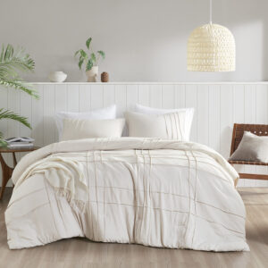 Our beautiful pinch pleat comforter with a grid pattern design strikes the perfect balance between being fluffy and lightweight. Filled with premium polyester for optimal warmth