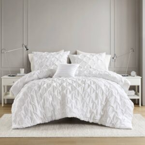 This comforter set combines casual elegance with all-season coziness