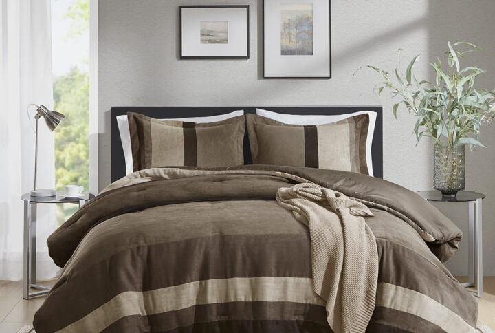 Experience luxury with this pieced bedding set featuring a transitional stripe pattern and solid backing crafted from premium faux suede. The fluffy texture enhanced by the high-quality polyester filling