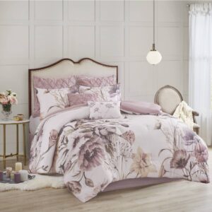 The Madison Park Cassandra 8 Piece Cotton Printed Comforter Set offers a beautiful shabby chic update to your bedroom. The cotton comforter and shams feature a large floral print