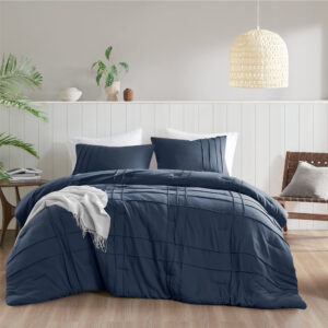 Our beautiful pinch pleat comforter with a grid pattern design strikes the perfect balance between being fluffy and lightweight. Filled with premium polyester for optimal warmth