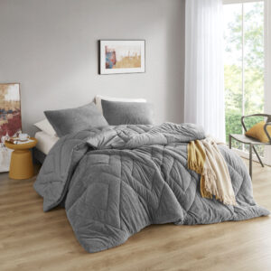 quilted in an ever-elegant double diamond pattern. Crafted with a medium-weight premium microfiber reverse