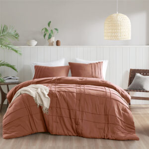 Our beautiful pinch pleat comforter with a grid pattern design strikes the perfect balance between being fluffy and lightweight. Filled with premium polyester for optimal warmth