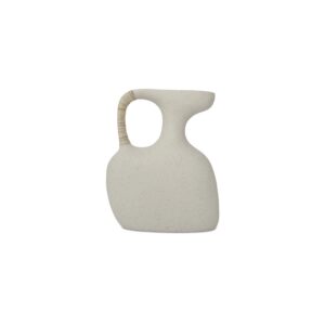A little modernist moment—complete with a handle that steals the show. The Vila Sculptural Vessel plays with proportion and curve