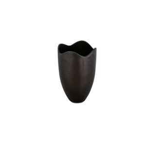 When florals have to share the spotlight. Athena brings presence with a playful edge. Cast in solid aluminum with a wide