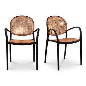The Soren dining chair marries form and function in understated elegance. Crafted from durable polypropylene