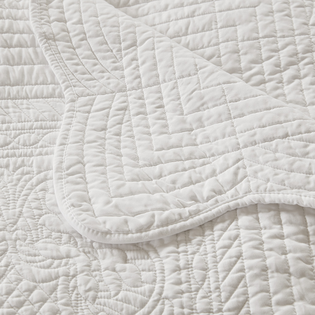 Tuscany Oversized Quilted Throw with Scalloped Edges