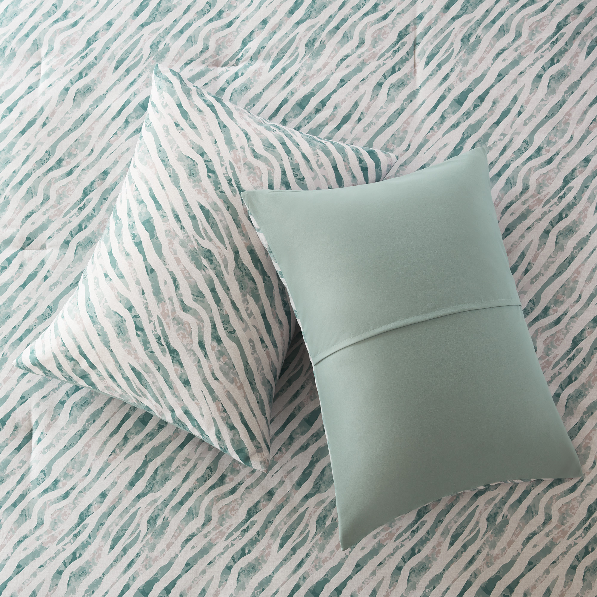 Nixon Comforter Set