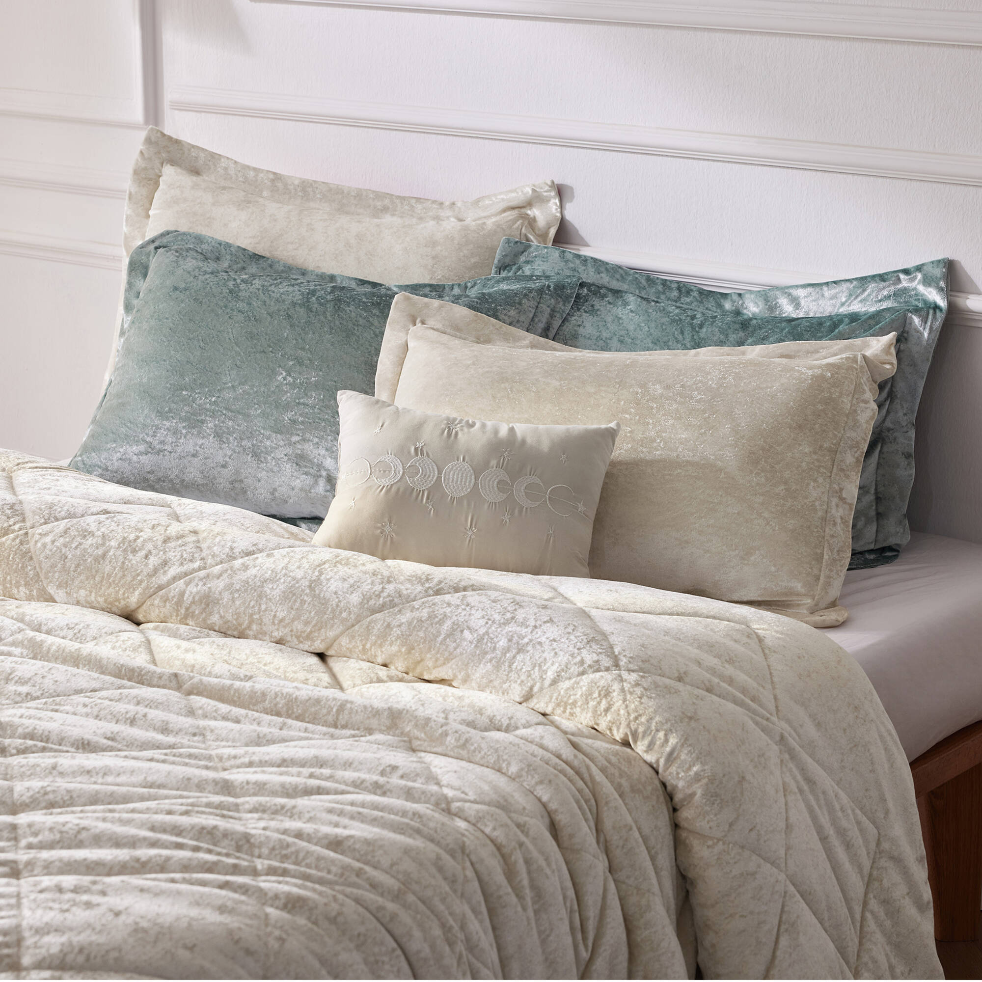 Felicia Velvet Duvet Cover Set with Throw Pillow