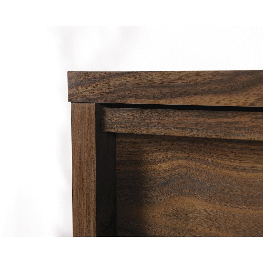 Grand Walnut finish
