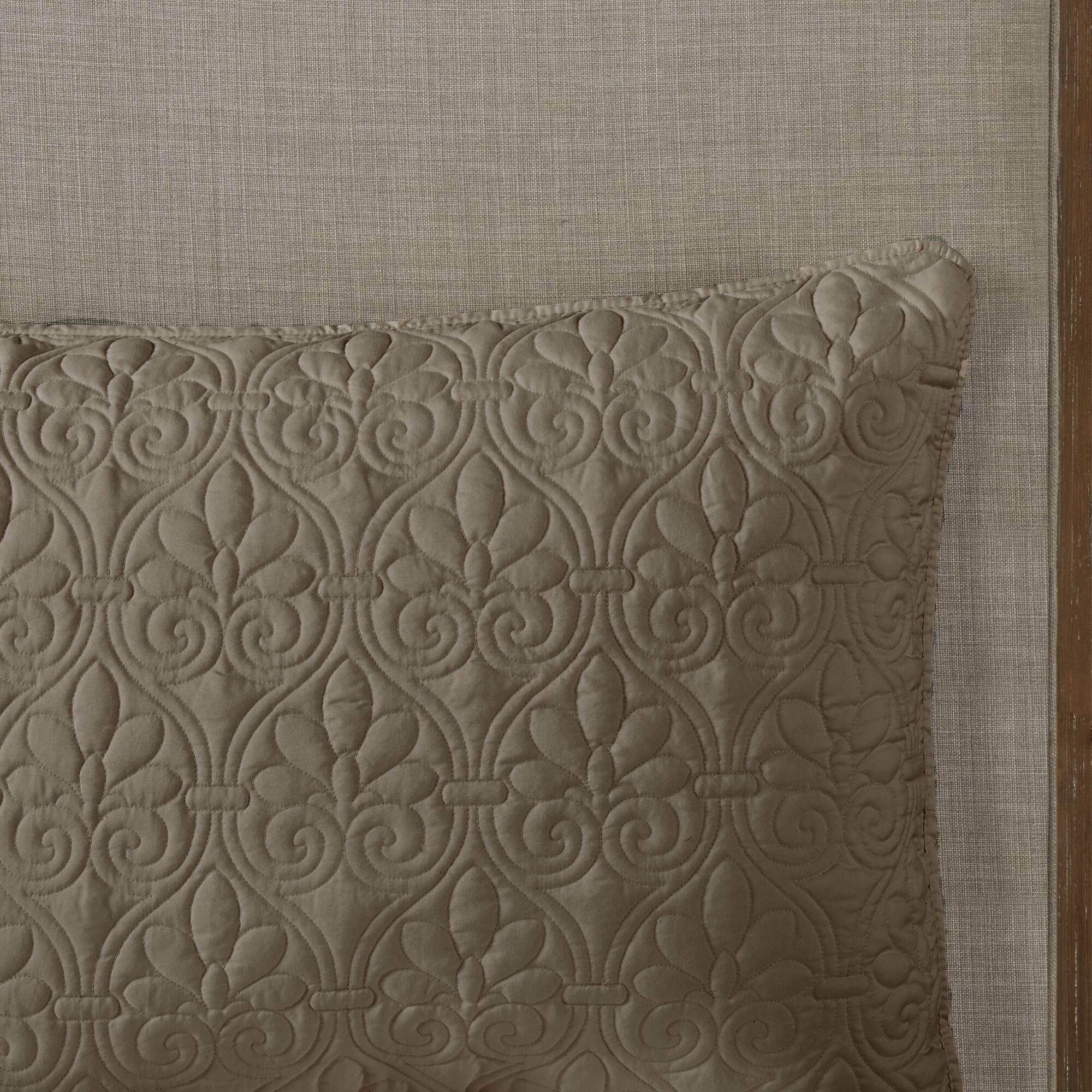 Quebec 3 Piece Split Corner Pleated Quilted Bedspread