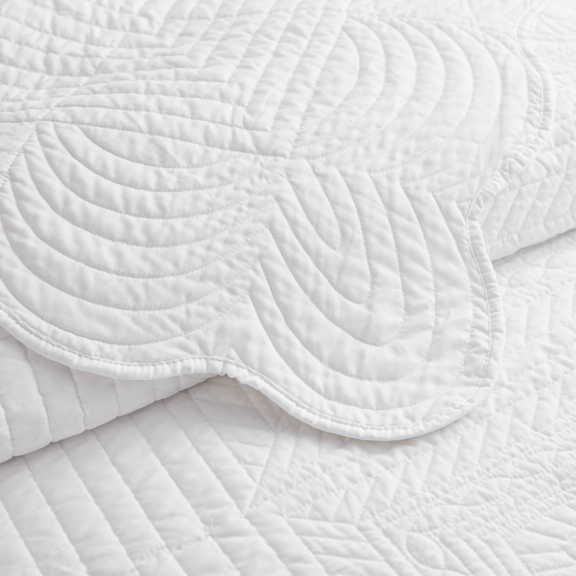 Tuscany 3 Piece Reversible Scalloped Edge Quilt Set