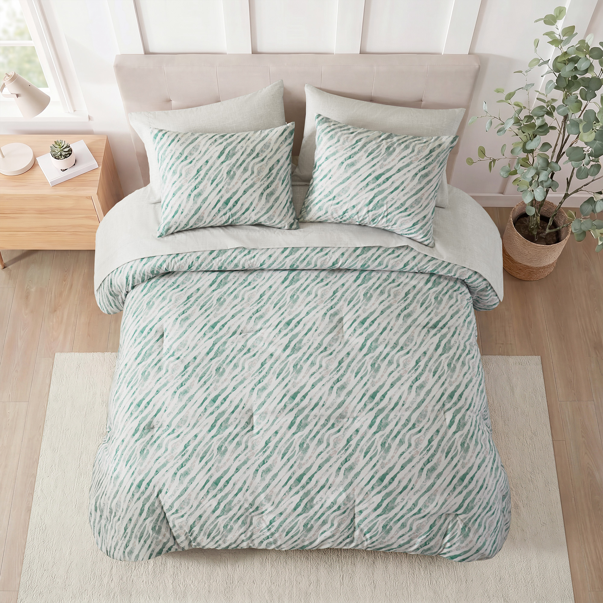 Nixon Comforter Set